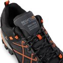 Nauwkeurige close-up van de tong en veters van een zwarte en oranje Regatta wandelschoen. "ISOTEX WATERPROOF BREATHABLE" tekst zichtbaar.