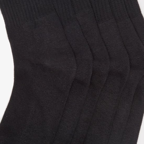 Drie zwarte sokken met ribbels, close-up van de stof.