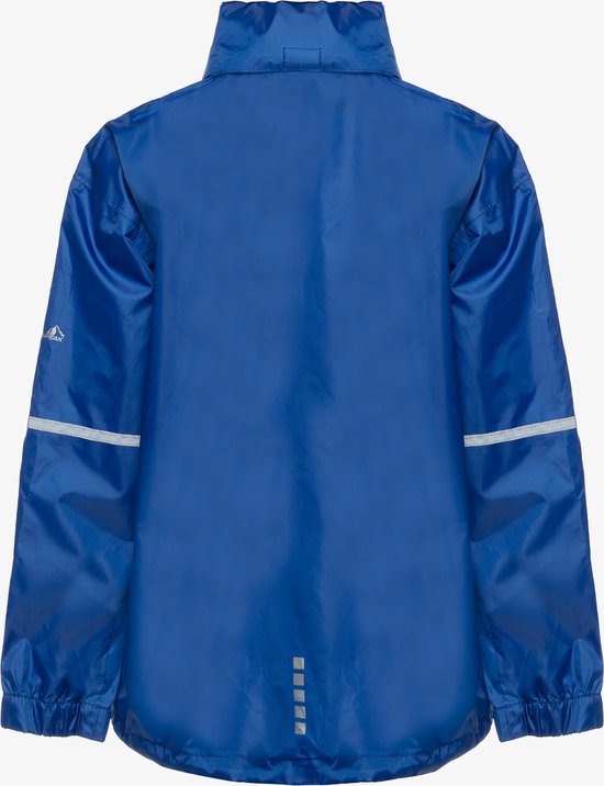 Achterkant van een blauwe regenjas met reflecterende details op de mouwen en onderaan.