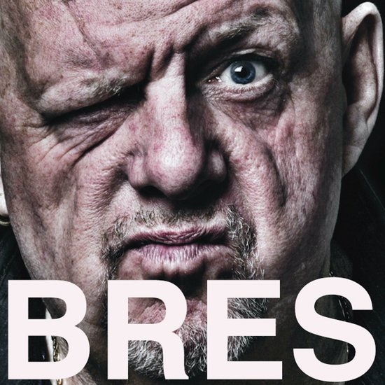 Close-up van een man met een litteken op zijn voorhoofd, een baardje en blauwe ogen. Tekst "BRES" in grote witte letters.