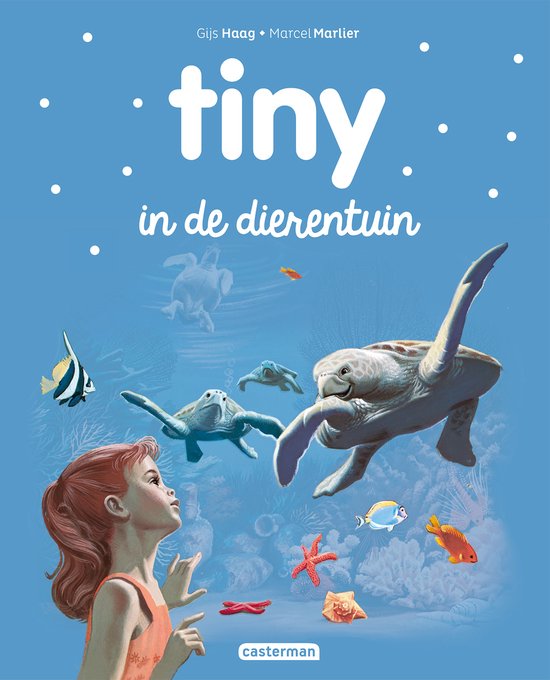 Une fille aux cheveux roux regarde un groupe de tortues et de poissons dans un monde sous-marin bleu.