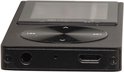 Zijkant van de zwarte Denver MP3/MP4 speler met aan de onderkant een koptelefoonaansluiting en USB-poort.