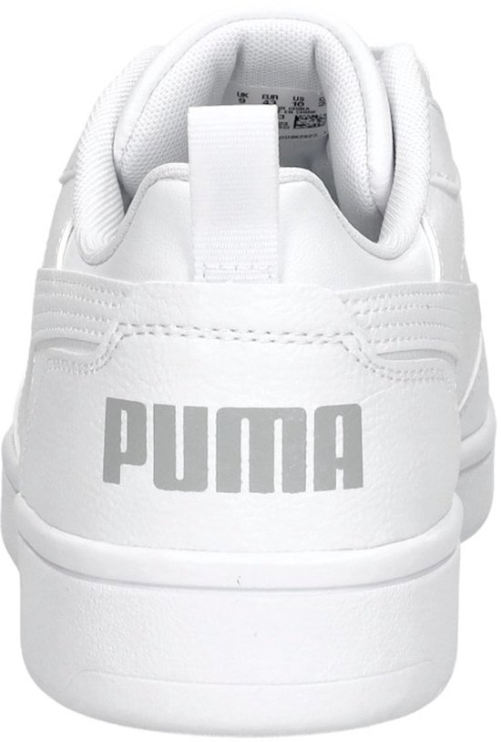 Achterkant van een witte sneaker met een zilverkleurig Puma logo op de hiel.
