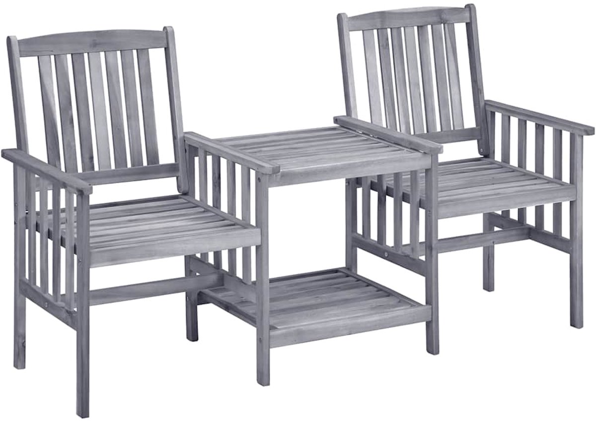 Tuinstoelen en tafeltje met kussens van massief acaciahout in tuinsetting.