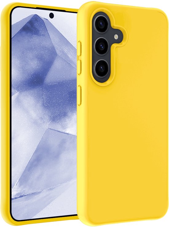 Gele siliconen telefoonhoes met camera-uitsparing, omringt een smartphone.
