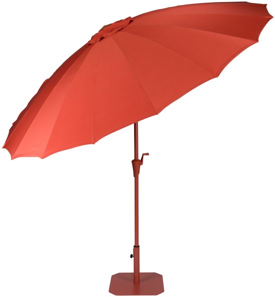 Gekantelde oranje parasol met oranje parasolvoet op witte achtergrond.