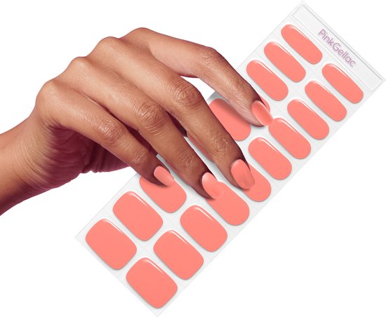Hand met verzorgde nagels, voorzien van zachtoranje gel nagelstickers.
