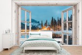 Behang - Fotobehang Doorkijk - Winterlandschap - Natuur - Huis - Bergen - Breedte 350 cm x hoogte 260 cm