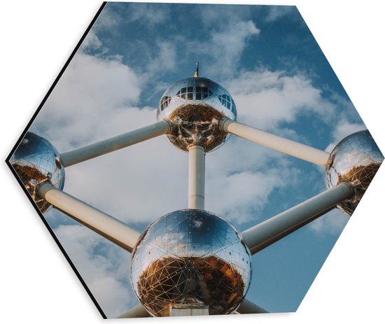 Dibond Hexagon - Atomium in Brussel, België - 30x26.1 cm Foto op Hexagon (Met Ophangsysteem)
