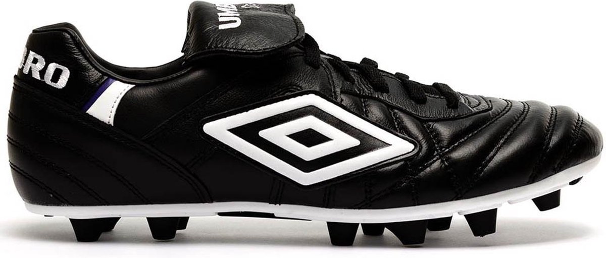 Zwarte Umbro Speciali Pro FG voetbalschoenen, EU 44, met klassieke uitstraling en stevige noppen voor grip op het veld.