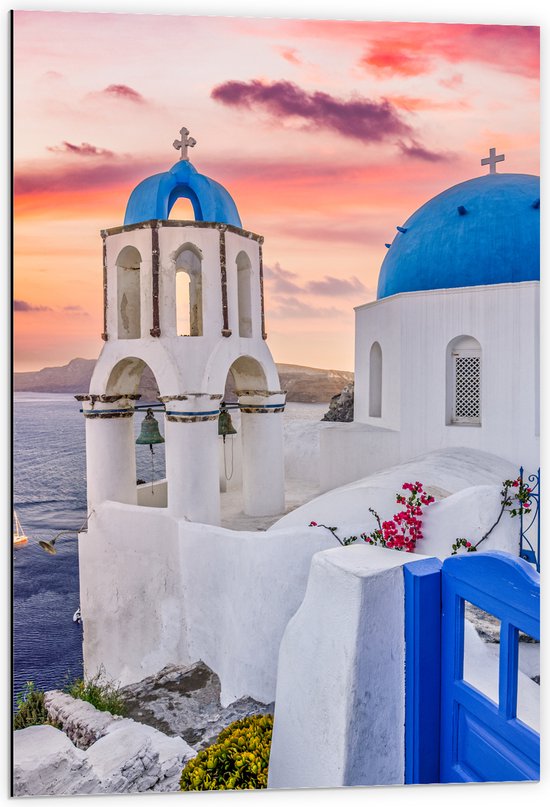 Dibond - Traditionele Torentjes met Blauwe Details aan de Kust van Santorini - 60x90 cm Foto op Aluminium (Met Ophangsysteem)