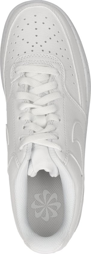 Bovenaf beeldbodem van een witte Nike Court Vision sneaker met veters en Nike logo op de binnenzool.