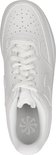 Bovenaf beeldbodem van een witte Nike Court Vision sneaker met veters en Nike logo op de binnenzool.