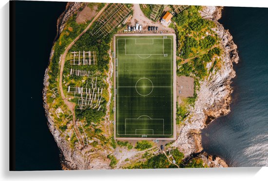 Canvas - Bovenaanzicht van het Henningsvaer Voetbal Stadion in Noorwegen - 90x60 cm Foto op Canvas Schilderij (Wanddecoratie op Canvas)