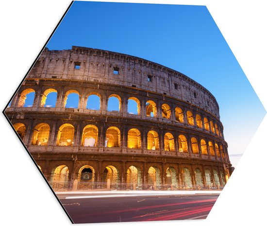 WallClassics - Dibond Hexagon - Weg langs Colosseum in de Avond - 50x43.5 cm Foto op Hexagon (Met Ophangsysteem)