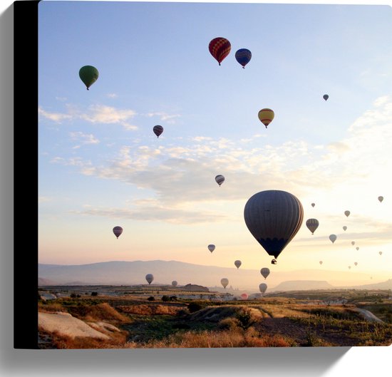 WallClassics - Canvas - Zee van Verschillende Kleuren Luchtballonnen boven Natuur Landschap - 30x30 cm Foto op Canvas Schilderij (Wanddecoratie op Canvas)