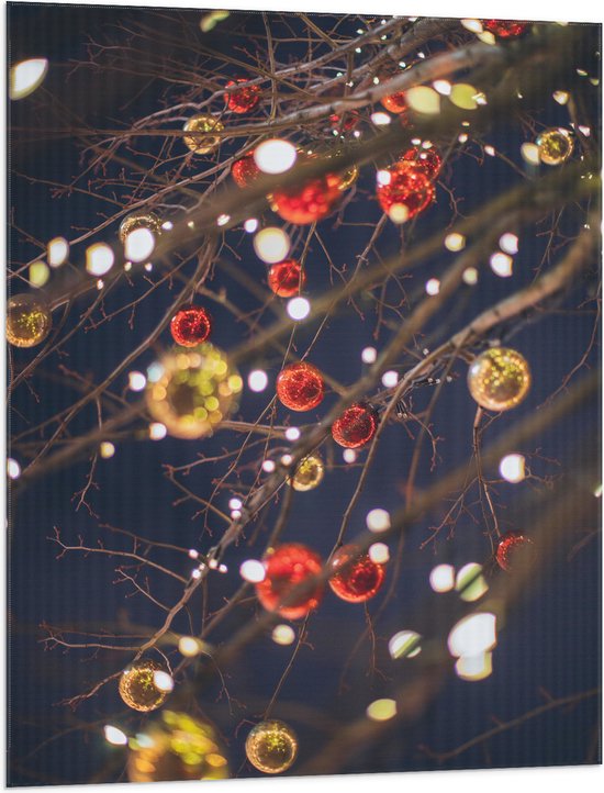 Vlag - Lampjes en Kerstballen in de Boom - 75x100 cm Foto op Polyester Vlag