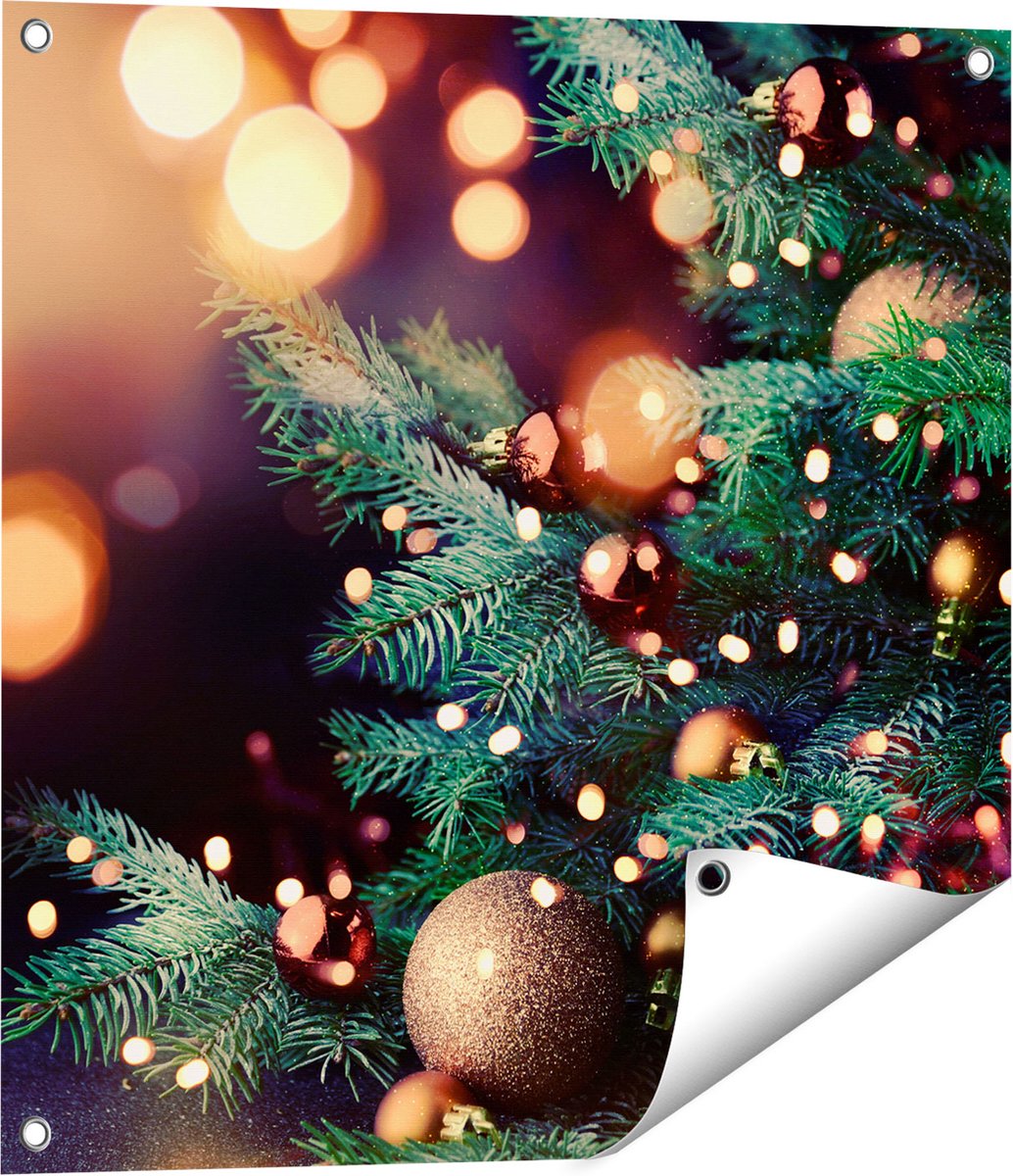 Gards Tuinposter Versierde Kerstboom met Lichtjes - 60x60 cm - Tuindoek - Tuindecoratie - Wanddecoratie buiten - Tuinschilderij Multikleur
