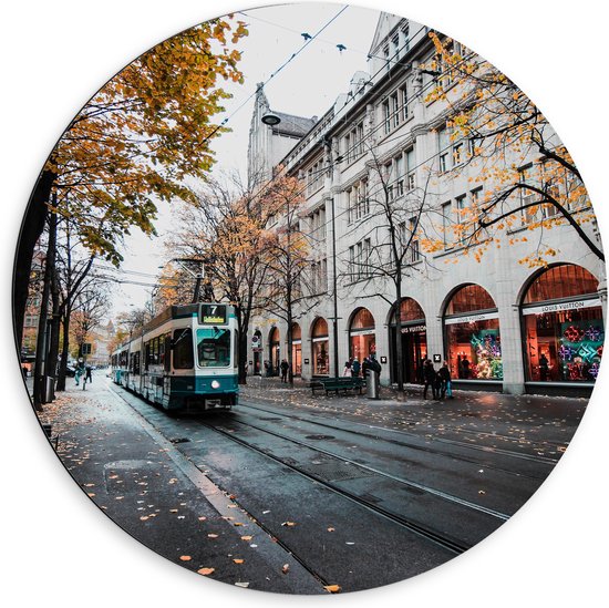 Dibond Muurcirkel - Straat met Tram in Zürich - 60x60 cm Foto op Aluminium Muurcirkel (met ophangsysteem)
