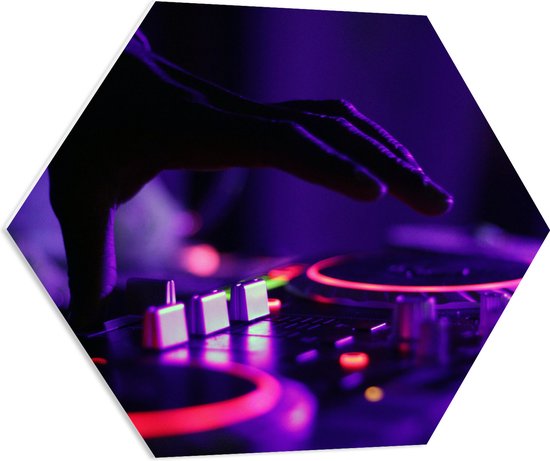 PVC Schuimplaat Hexagon - Hand van DJ op DJ set met Neon Lichten - 70x60.9 cm Foto op Hexagon (Met Ophangsysteem)