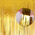 Gouden glittergordijn met slierten, vastgehouden door een hand.