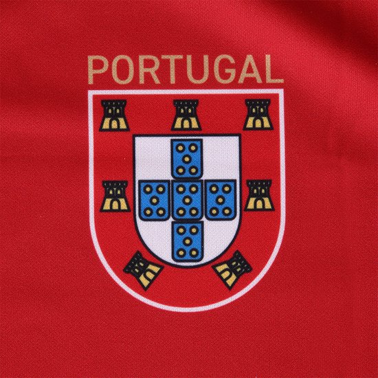 Portugal voetbalshirt: rode stof met schildwapen en "PORTUGAL" in goud.