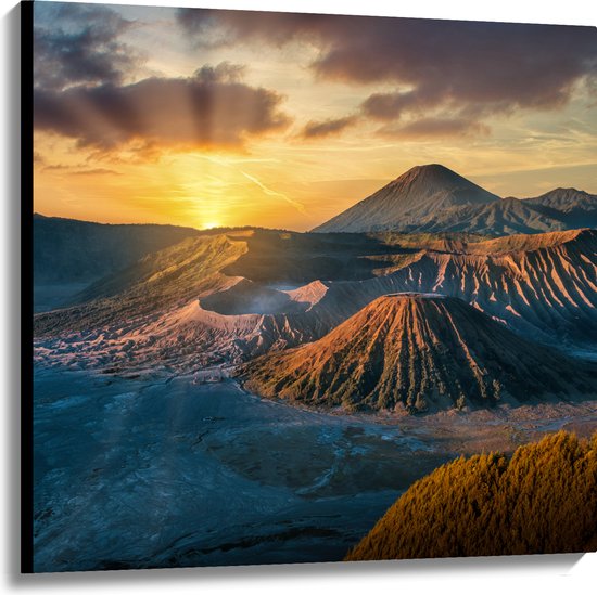 Canvas - Zonsondergang verdwijnend achter Bergen in Vulkaangebied - 100x100 cm Foto op Canvas Schilderij (Wanddecoratie op Canvas)