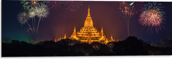 Dibond - Vuurwerkpijlen boven Verlichte Tempel - 90x30 cm Foto op Aluminium (Met Ophangsysteem)