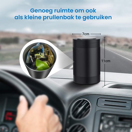 Zwarte auto-asbak van 7x11cm, geplaatst in de bekerhouder van een auto, met inhoud van muntjes en een limoen.
