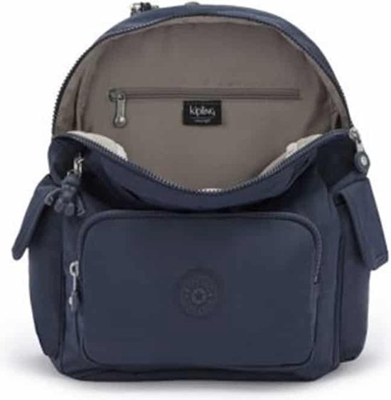 Donkerblauwe Kipling rugzak open met binnenvak en Kipling logo.