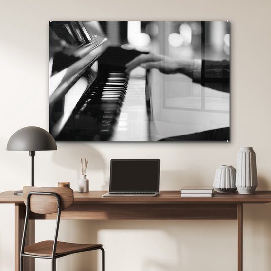 MuchoWow® Peinture sur Verre - Tableaux de Pianiste Jouant du Piano d'une Main en Noir et Blanc - 120x80 cm - Peintures sur Verre Acrylique - Photo sur Glas