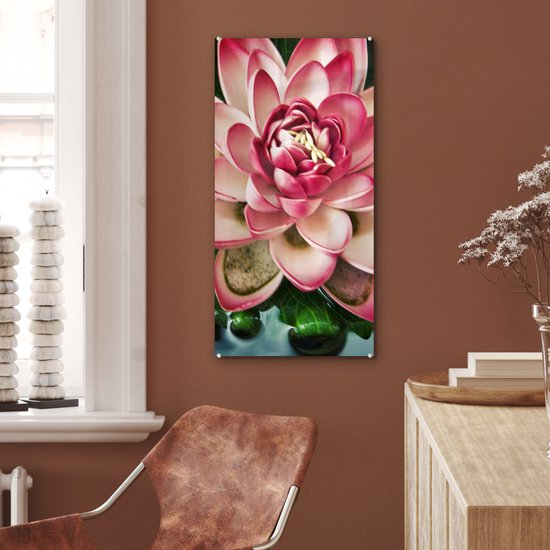 Peinture sur verre MuchoWow® 40x80 cm - Peinture acrylique sur verre - Une carpe koï avec une fleur rose - Photo sur verre - Peintures