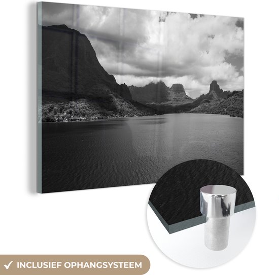 MuchoWow® Glasschilderij 150x100 cm - Schilderij acrylglas - Bergachtig landschap van Mo'orea in zwart wit - Foto op glas - Schilderijen