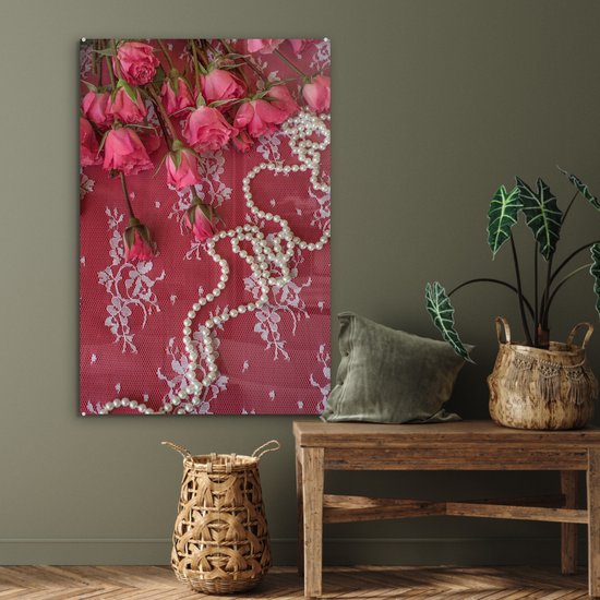 ® Glasschilderij 80x120 cm - Schilderij acrylglas - Parelkettingen langs boeket met roze rozen - Foto op glas - Muurdecoratie woonkamer - Wanddecoratie slaapkamer - Schilderijen