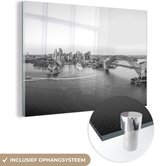 MuchoWow® Glasschilderij 120x80 cm - Schilderij acrylglas - Australië met een zonsopkomst in Sydney - zwart wit - Foto op glas - Schilderijen