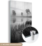 MuchoWow® Glasschilderij 60x90 cm - Schilderij acrylglas - Meer in de ochtendmist - zwart wit - Foto op glas - Schilderijen