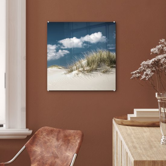 MuchoWow® Glasschilderij 50x50 cm - Schilderij acrylglas - Grashalmen groeien op de witte zandduinen - Foto op glas - Schilderijen