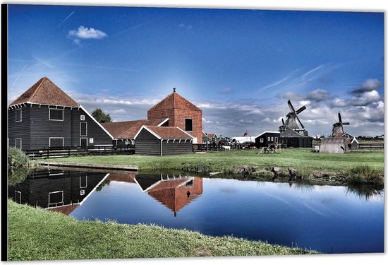 Dibond –Rivier Langs Boerderijtjes -60x40 Foto op Aluminium (Wanddecoratie van metaal)