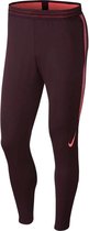 Nike dri-fit strike trainingsbroek in de kleur rood.