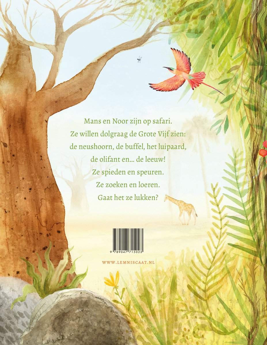 De achterkant van het kinderboek 'De fantastische vijf' met een illustratie van een bosrijk safari-landschap met een vogel en een giraf.