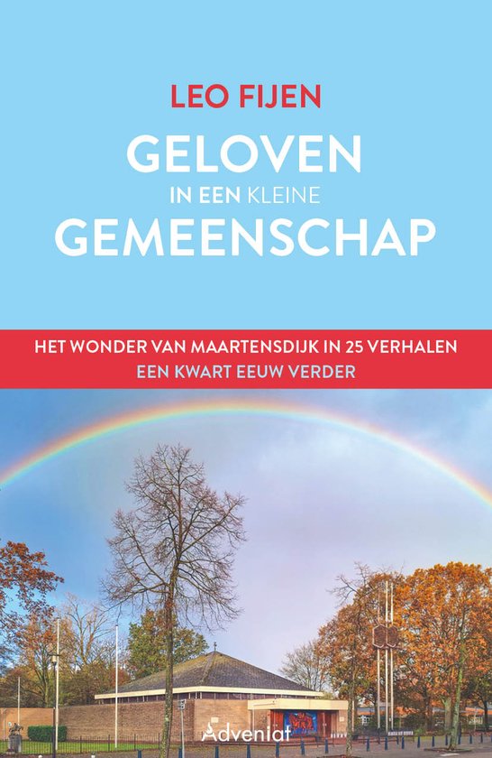 Boekomslag met titel 'Geloven in een kleine gemeenschap' van Leo Fijen. Een regenboog boven een kerk in de herfst.