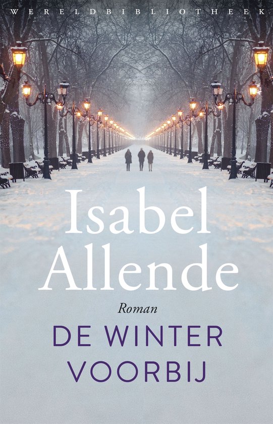 Boekomslag met de titel 'De winter voorbij' van Isabel Allende. Een besneeuwd park met lantaarns en silhouetten.