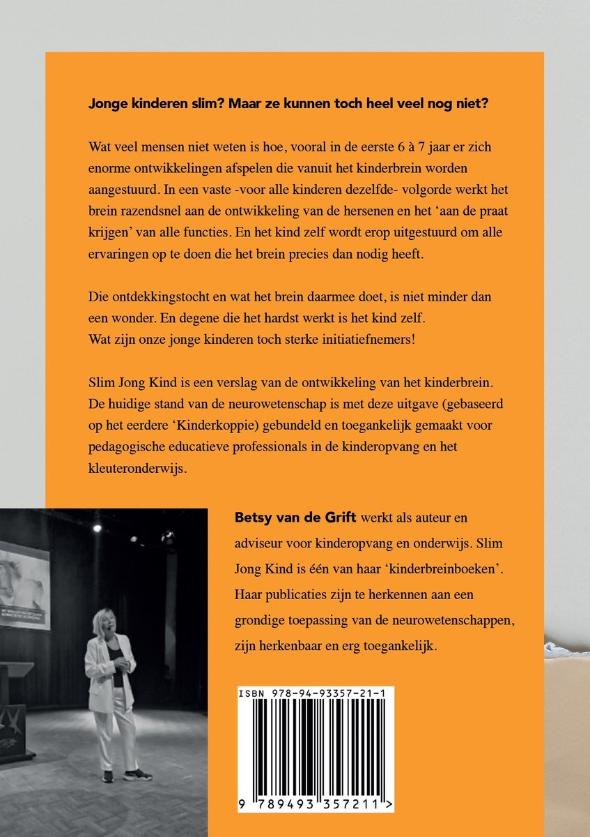 Achterkant boek Slim Jong Kind: Oranje achtergrond met tekst over het boek en de auteur Betsy van de Grift. Foto van een vrouw die spreekt. ISBN-streepjescode.