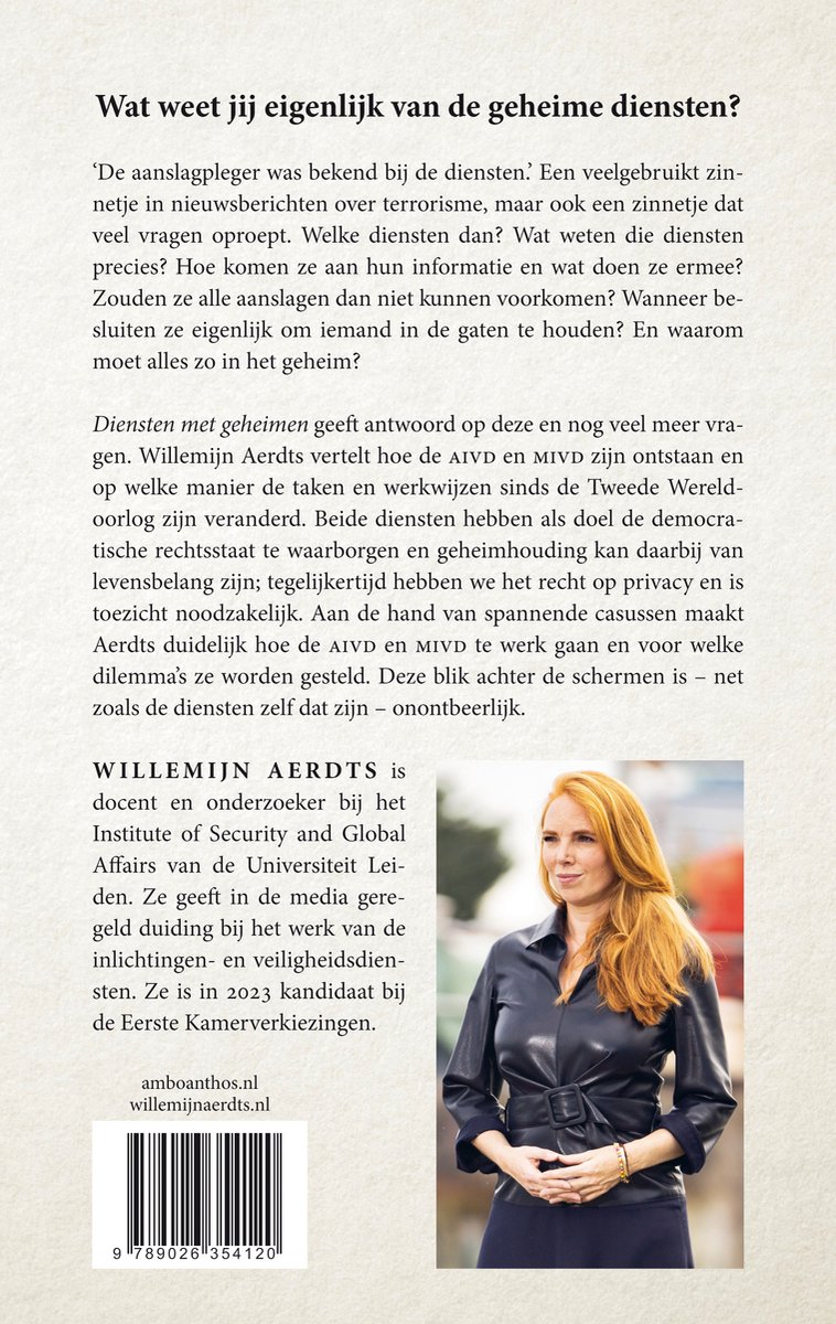 Boekomslag met tekst 'Wat weet jij eigenlijk van de geheime diensten?' en een portret van Willemijn Aerdts met rood haar, gekleed in een zwart jasje.