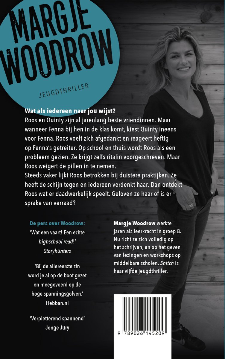 Jonge vrouw met lang blond haar, lachend, draagt een grijs vest en jeans. Titel 'Margje Woodrow Jeugdthriller' in blauw.