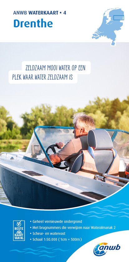 ANWB Waterkaart 4 Drenthe. Een oudere man met pet stuurt een speedboot over een meer, met bomen op de achtergrond.