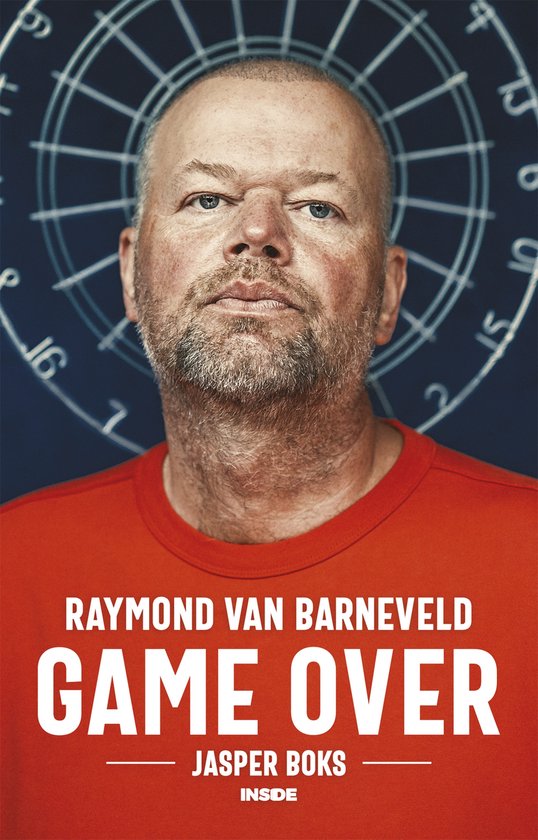 Portret van Raymond van Barneveld met dartbord op de achtergrond. Hij draagt een oranje shirt met 'Raymond van Barneveld GAME OVER Jasper Boks' erop.