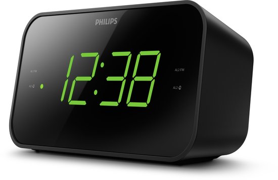 Zwarte Philips wekkerradio met groene digitale cijfers, schuin van voren gezien.