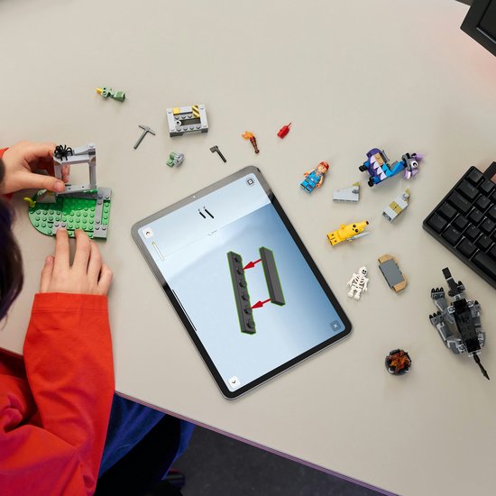 Pièces détachées LEGO Fortnite et instructions de montage sur une tablette.
