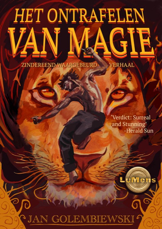 Couverture de livre intitulée 'Het Ontrafelen van Magie'. Un homme saute devant une grande tête de lion enflammée. Écrit par Jan Golemblewski.